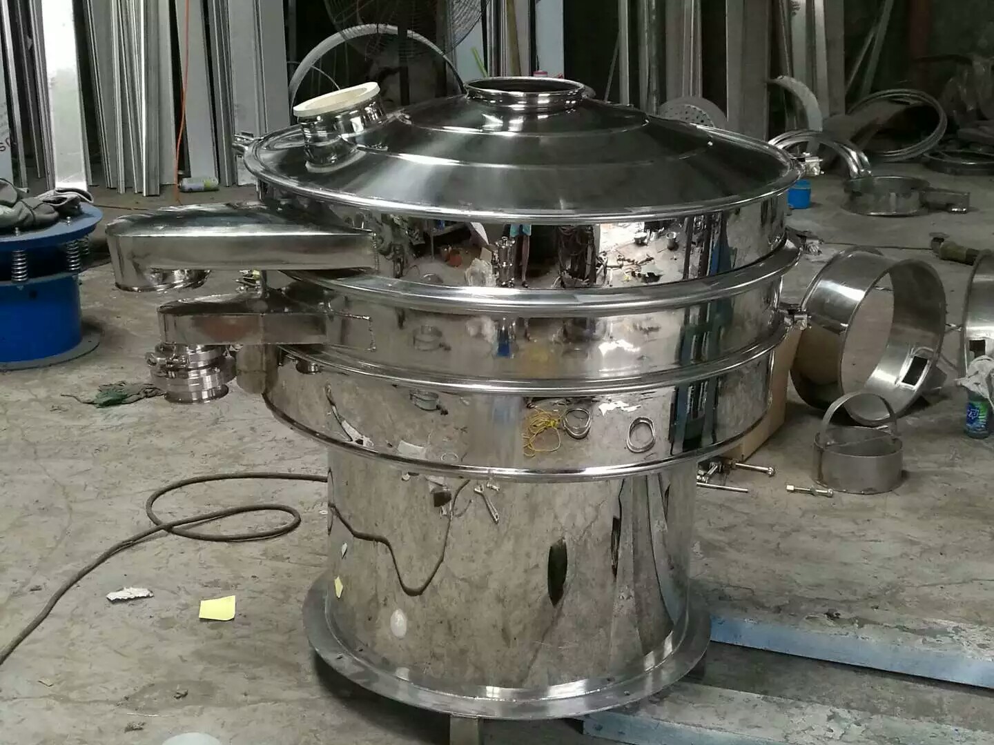 旋振篩在醫藥行業的應用優勢(藥廠振動篩)